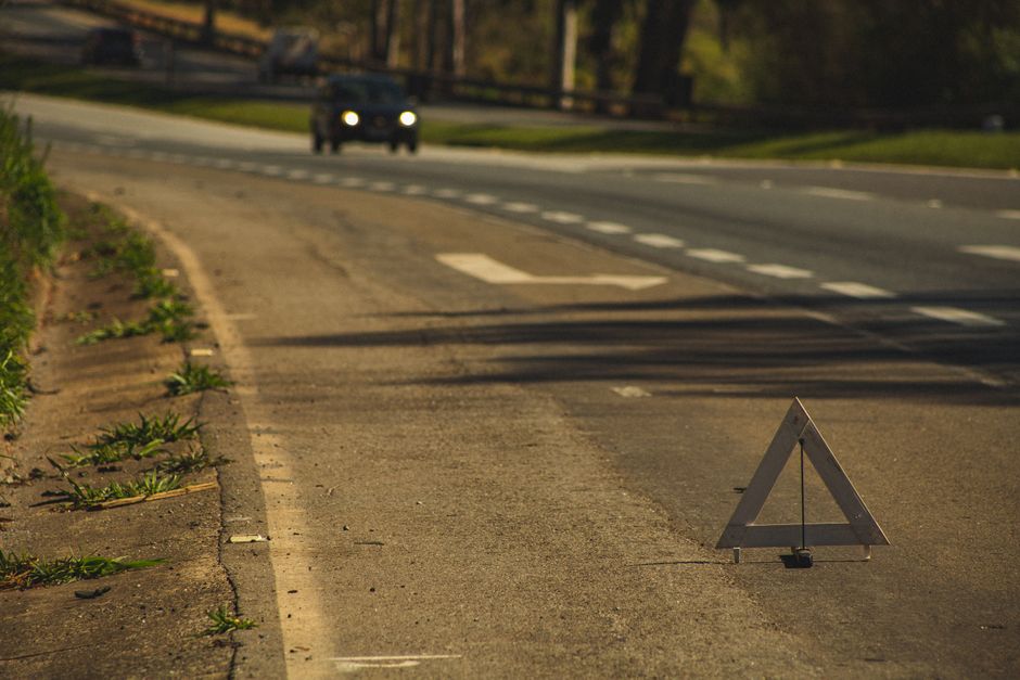 Kamizelka odblaskowa i trójkąt ostrzegawczy